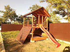 Деревянный игровой домик для детей